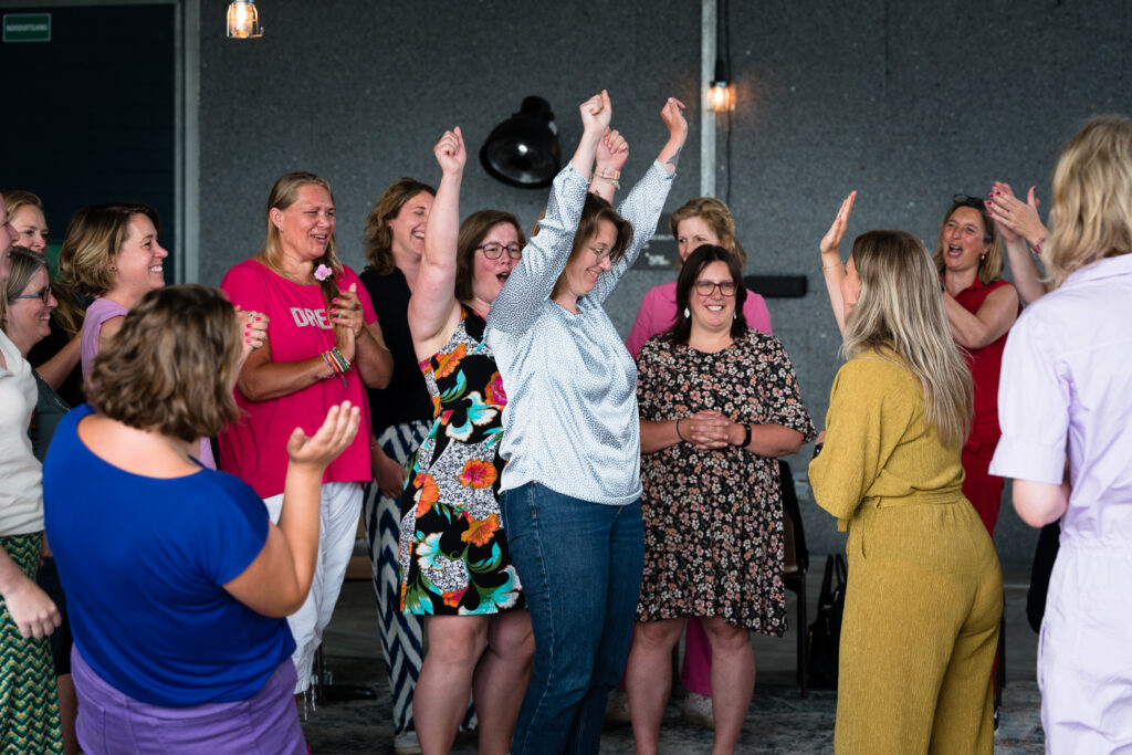 Teamleden lachen en werken samen tijdens een luchtige teamsessie van Buro Bis